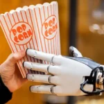 Tesla presented the Optimus robot in Berlin: it handed out popcorn