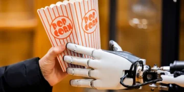 Tesla presented the Optimus robot in Berlin: it handed out popcorn