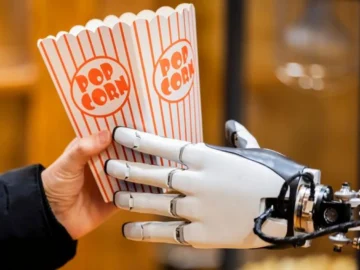 Tesla presented the Optimus robot in Berlin: it handed out popcorn