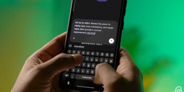 shot of hands typing the best AI prompts on a phone